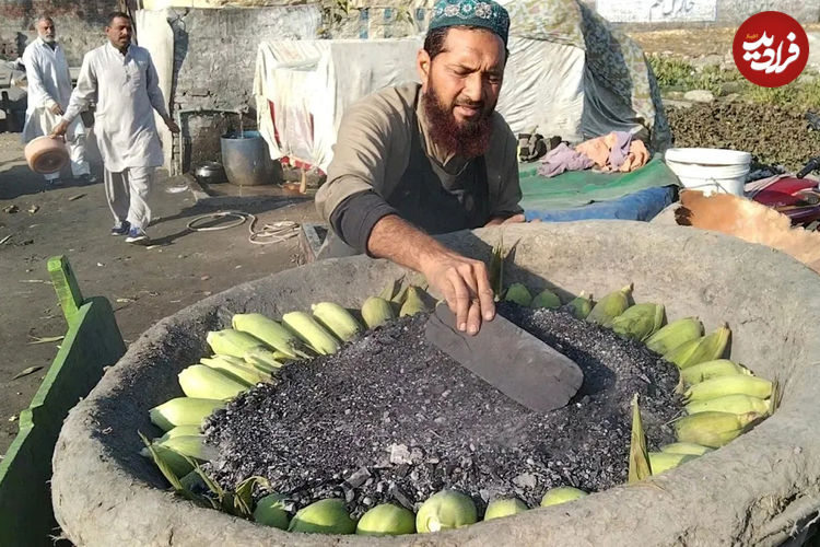 (ویدئو) غذای خیابانی در پاکستان؛ پخت بلال در ماسه داغ در پنجاب 