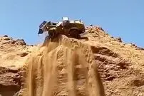 (ویدئو) لحظه ترسناک سقوط مرگبار لودر در معدن