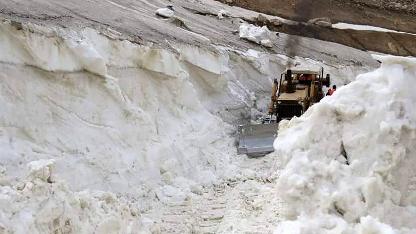 برف این جاده را تا بهار ۱۴۰۲ مسدود کرد!
