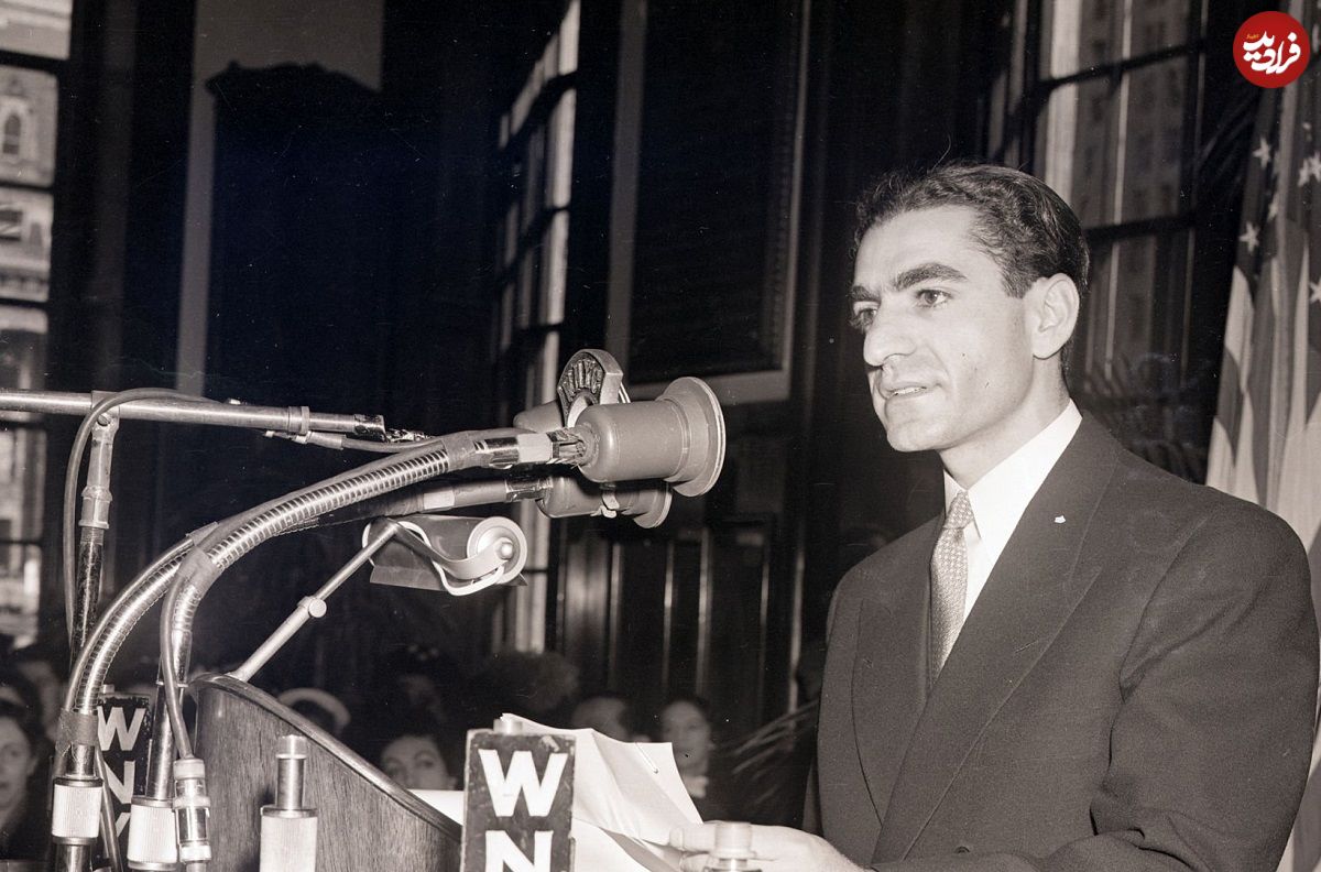 عکس؛ سفر در زمان؛ «محمدرضا پهلوی در حال پایین آمدن از جنگنده انگلیسی»؛ سال 1327