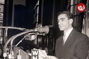 عکس؛ سفر در زمان؛ «محمدرضا پهلوی در حال پایین آمدن از جنگنده انگلیسی»؛ سال 1327