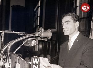 عکس؛ سفر در زمان؛ «محمدرضا پهلوی در حال پایین آمدن از جنگنده انگلیسی»؛ سال 1327