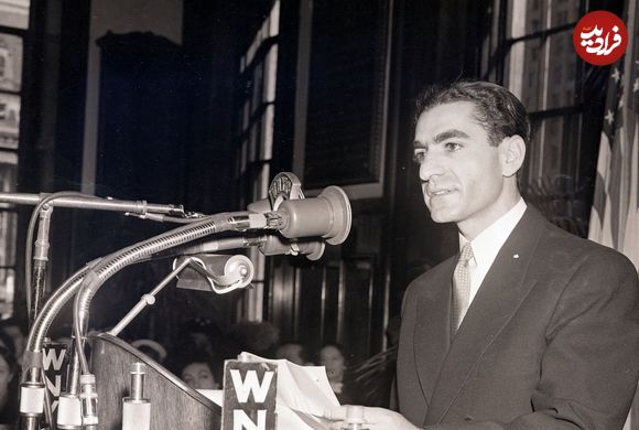 عکس؛ سفر در زمان؛ «محمدرضا پهلوی در حال پایین آمدن از جنگنده انگلیسی»؛ سال 1327