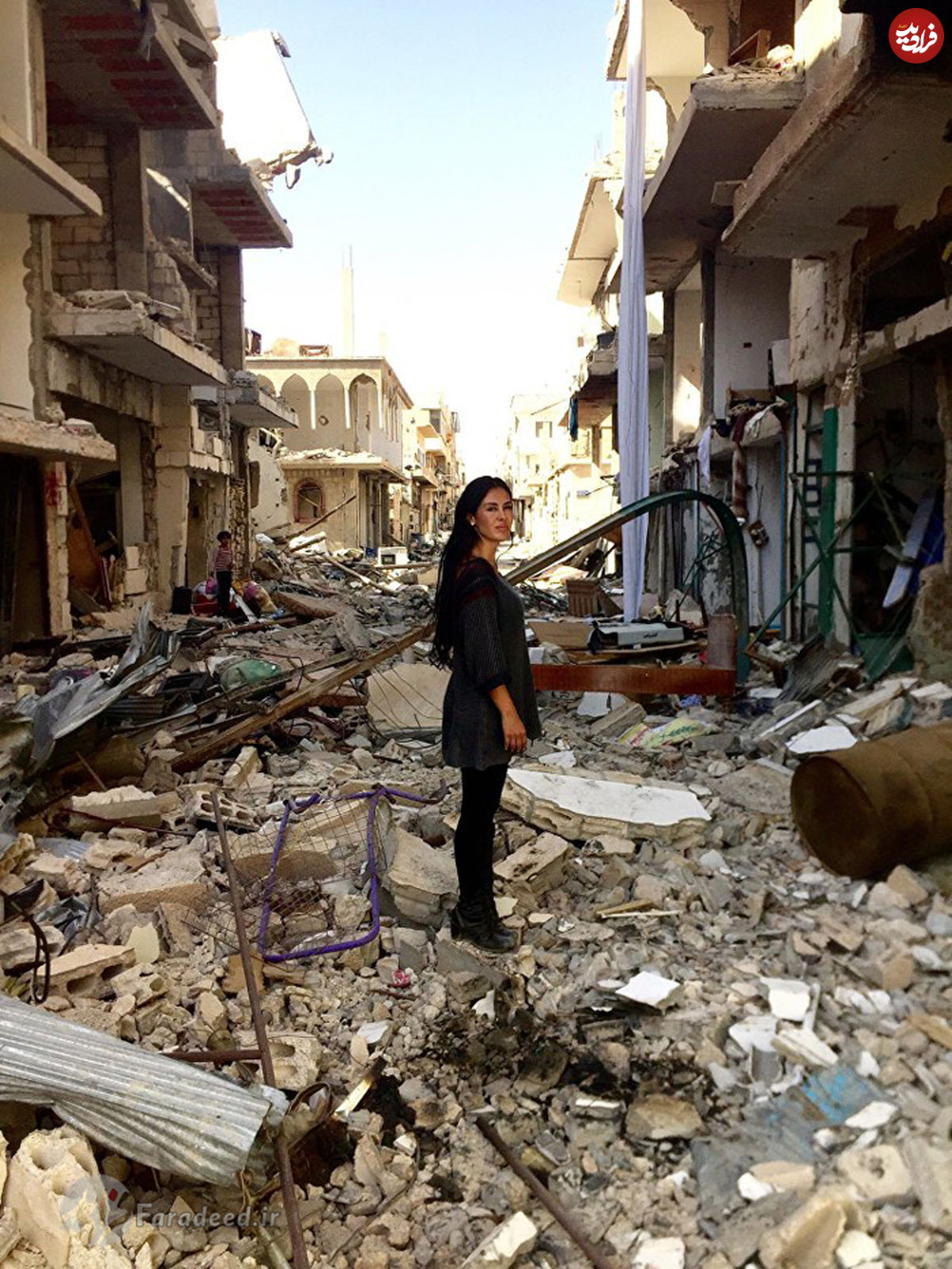 تصاویر/ بازیگر زن امریکایی در ویرانه‌های سوریه