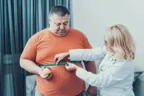 چربی‌های دور شکم را سه سوته آب کنید؛ درمان قطعی چاقی شکم با کنار گذاشتن این ۶ کار