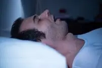 خروپف چرا ایجاد شده و چگونه درمان می‌شود؟