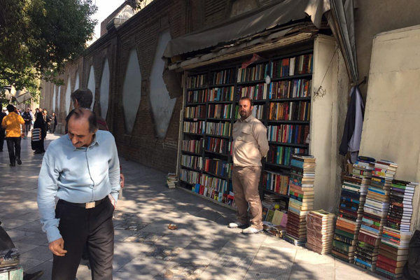 (تصاویر) عجیب‌ترین کتاب فروشی تهران