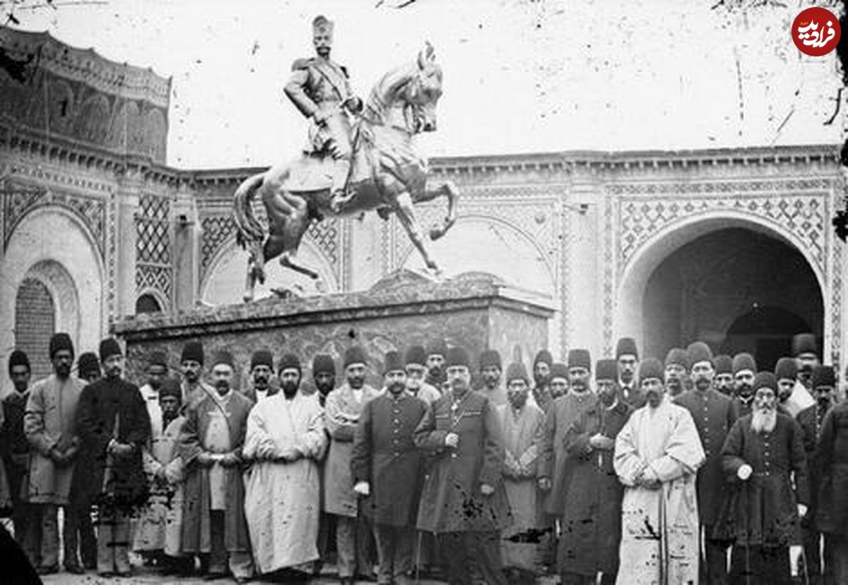 (عکس) ناصرالدین‌شاه در کنار اولین مجسمه تهران