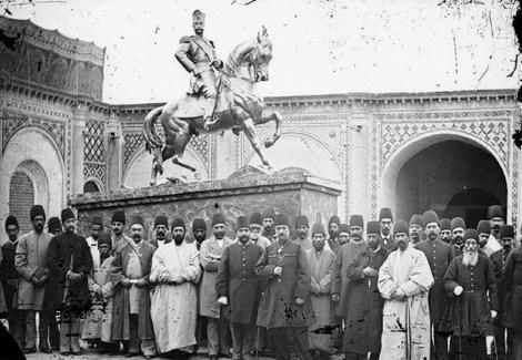 (عکس) ناصرالدین‌شاه در کنار اولین مجسمه تهران