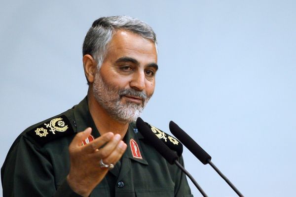 تصاویر؛ سفر در زمان؛ سردار سلیمانی در حال گریه در حرم امام رضا؛ دهه 90