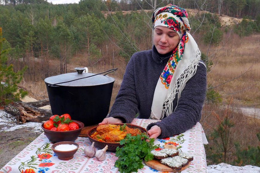 (ویدئو) غذاهای روستایی: پخت یک کوفته متفاوت توسط بانوی روستایی اوکراینی