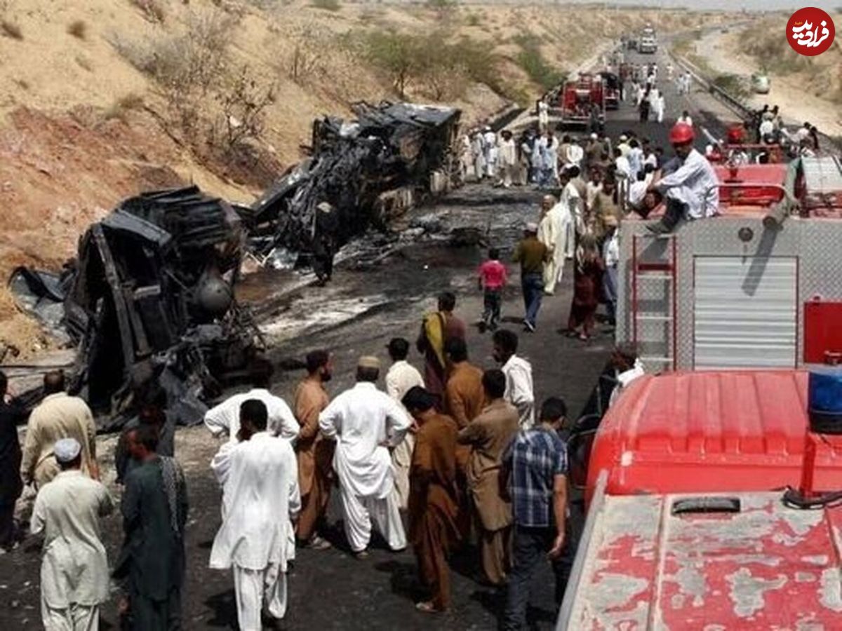 (ویدئو) اولین تصاویر از سقوط و آتش گرفتن مرگبار اتوبوس در پاکستان