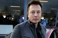 عکس| سفر در زمان؛ «ایلان ماسک» در دفتر مرکزی تسلا موتورز در کالیفرنیا؛ سال 1385