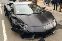 (ویدئو) پرداخت عجیب خسارت تصادف ماشین با شکلات به جای پول!