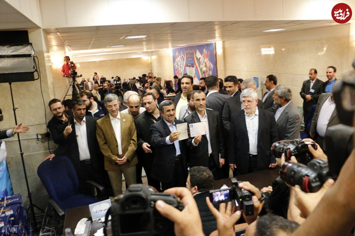 عکس/ هجوم عکاسان در لحظه ورود احمدی‌نژاد و مشایی