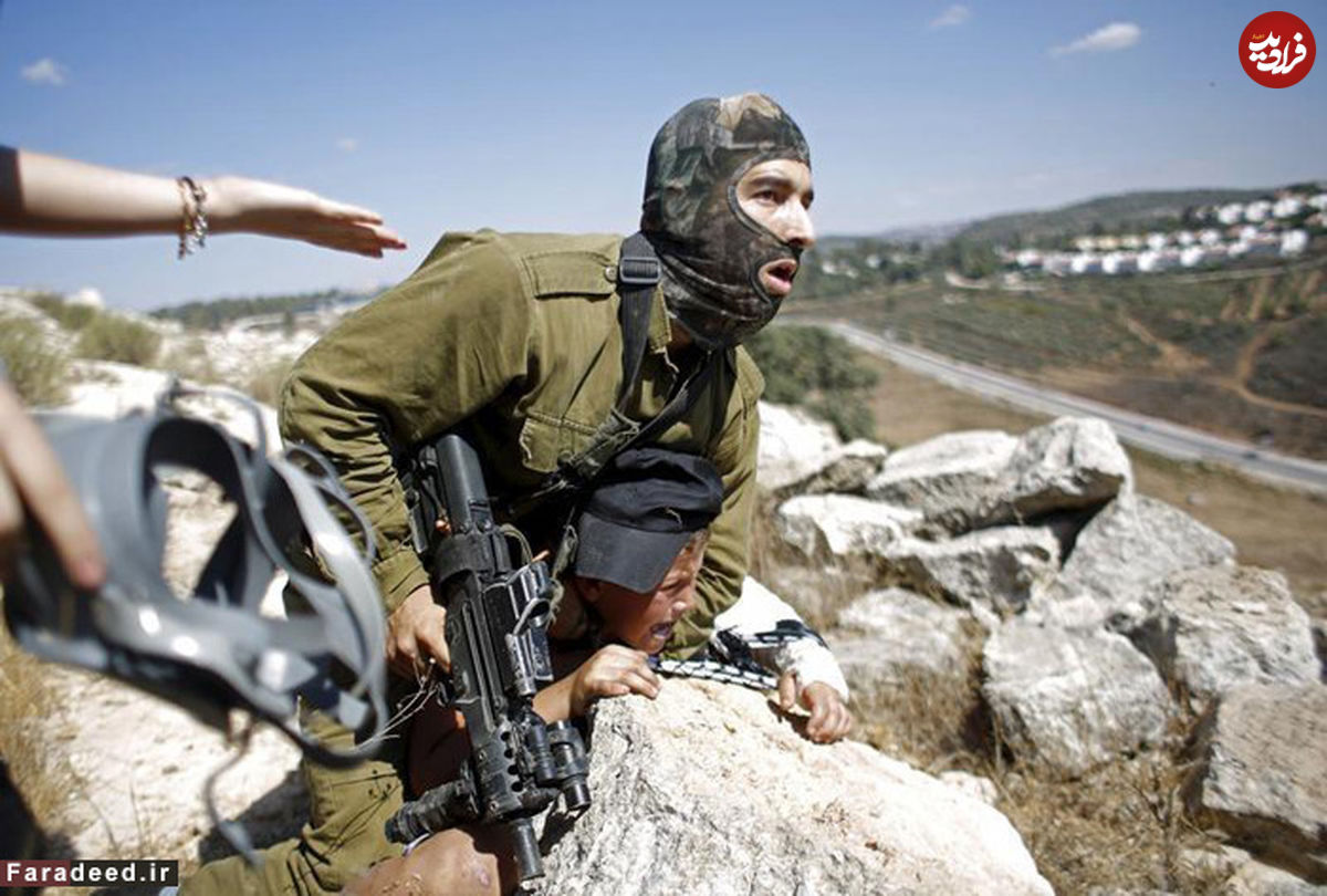 (تصاویر) سرباز اسرائیلی دست کودک فلسطینی را شکست