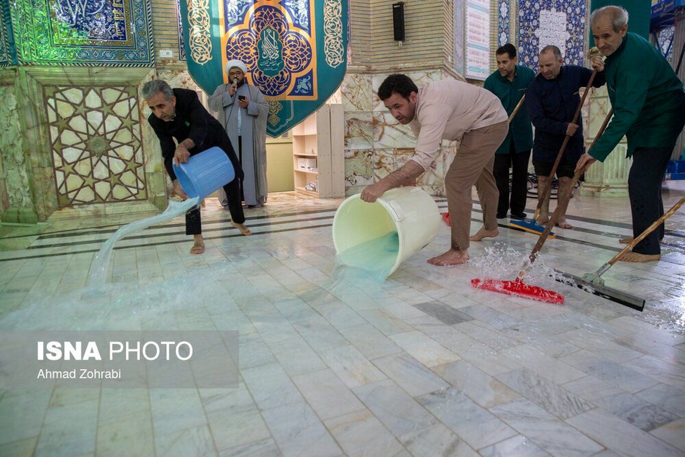 (تصاویر) غبارروبی مسجد مقدس جمکران در آستانه نیمه شعبان