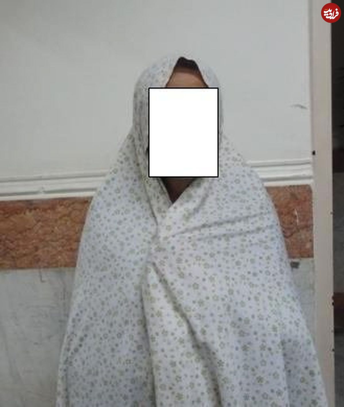 عکس/ دستگیری مرد زنانه‌پوش در امامزاده