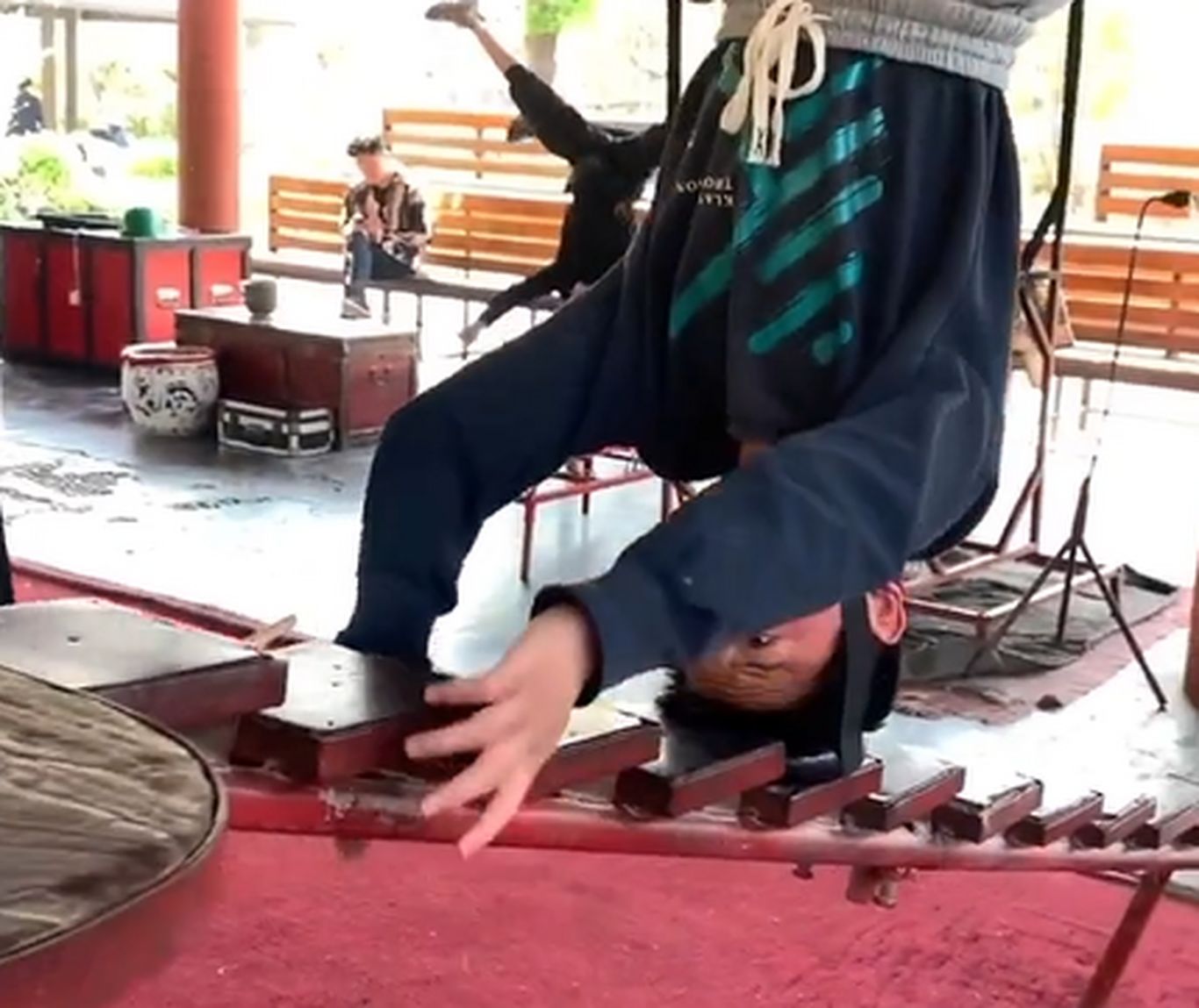 (ویدئو) تصاویر تمرین عجیب یک پسر کونگ فو کار؛ حرکت عجیبی که جهانی شد