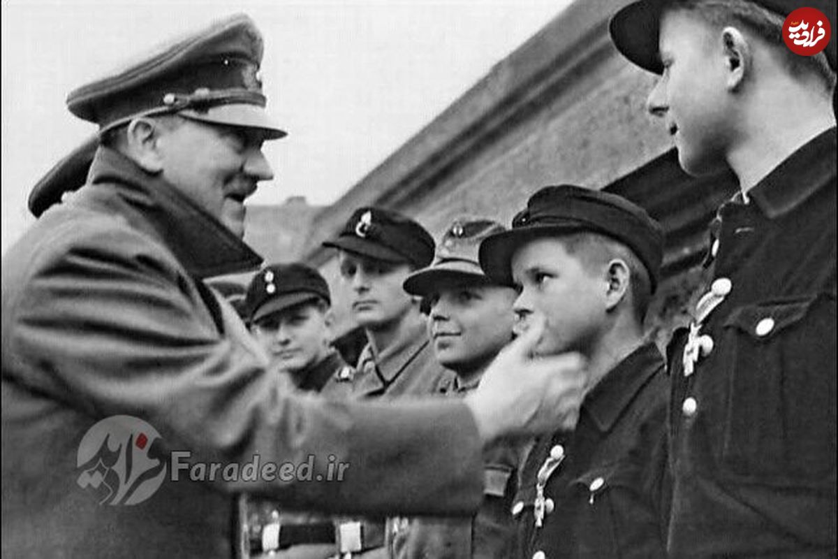 آخرین عکس از هیتلر حین اهدای صلیب آهنین
