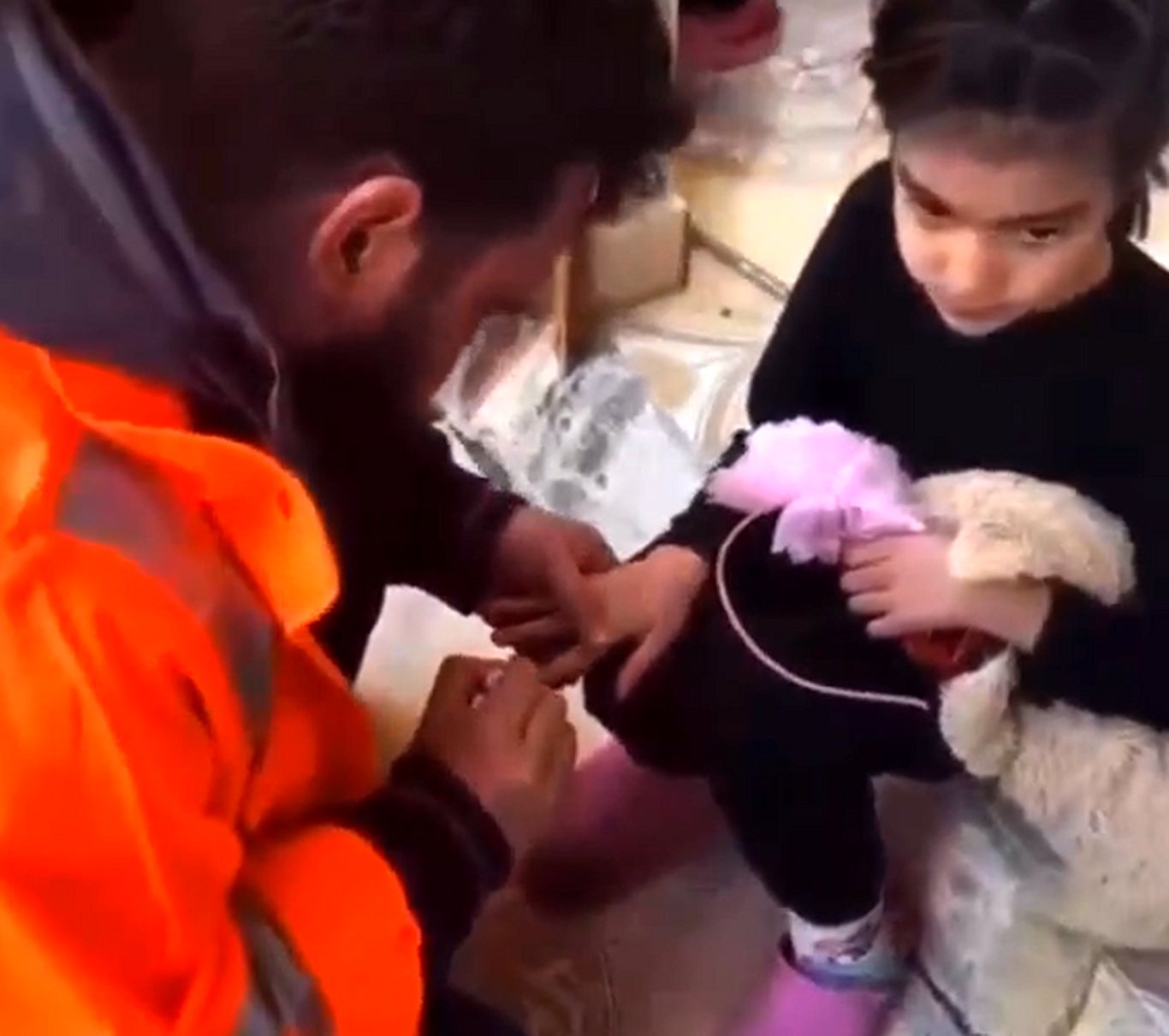(ویدئو) لاک زدن یکی از امدادگران ترکیه برای دختری که از زیر آوار نجات یافته