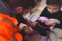(ویدئو) لاک زدن یکی از امدادگران ترکیه برای دختری که از زیر آوار نجات یافته