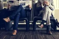 چرا پا روی پا انداختن در حالت نشسته برای سلامتی خوب نیست؟