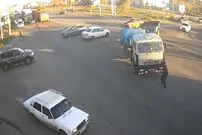 (ویدئو) لحظه تکان دهنده برخورد شدید تریلی به یک عابر پیاده!