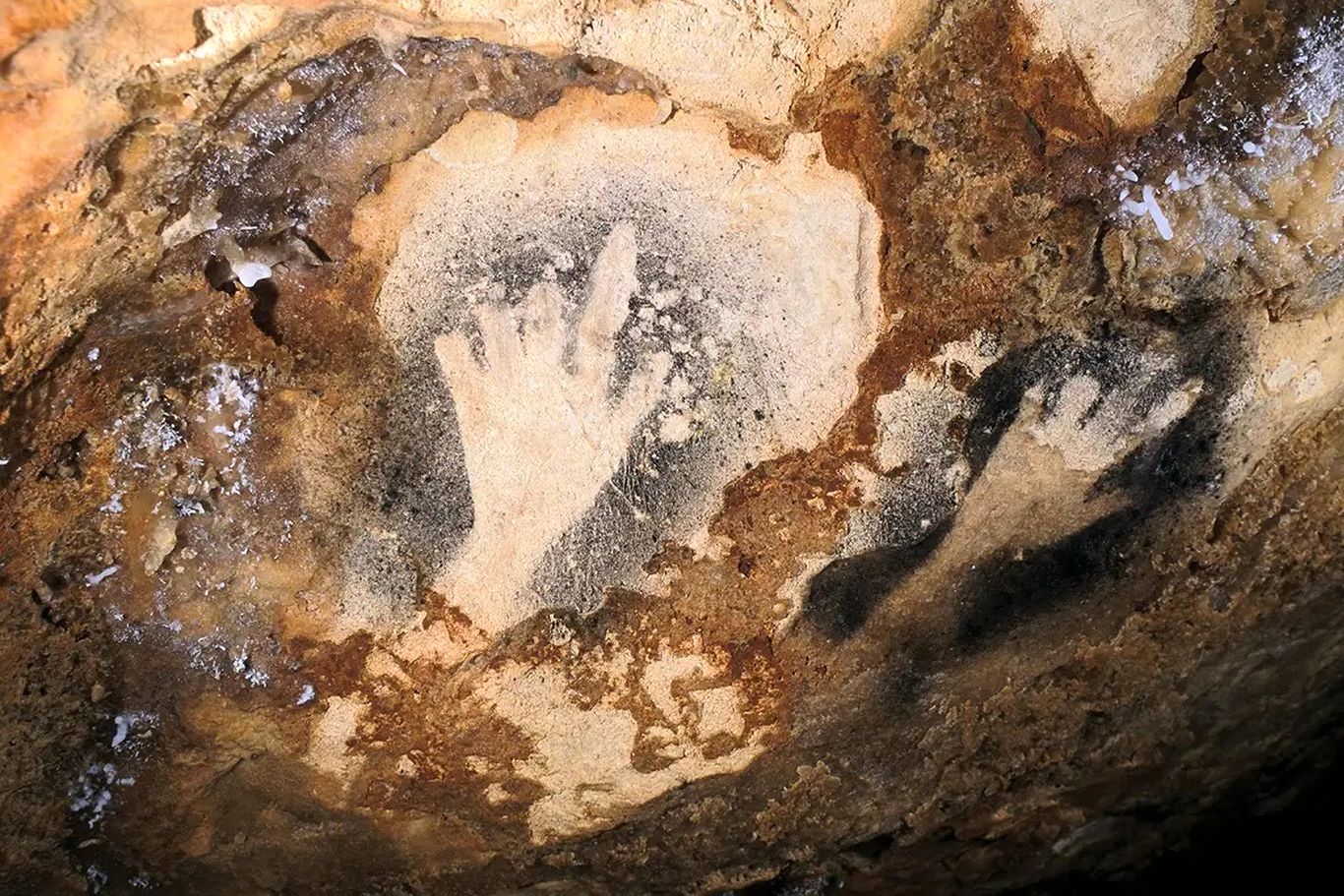 راز انگشتان قطع شده در غارنگاره‌های باستانی