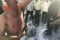 ویدیو/ خودسوزی روبروی شهرداری تهران