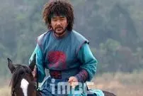 عکس| سفر زمان؛ چهرۀ «هیوبو» در آخرین سریالش در 55 سالگی