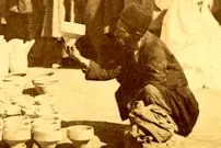 عکس| سفر زمان؛ بساط یک «کاسه فروش» در کنار یکی از کوچه‌های اصفهان در دوران ناصرالدین شاه