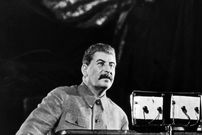 عکس؛ سفر در زمان؛ «استالین در حال بوسیدن شمشیر اهدایی چرچیل در تهران»؛ سال 1321