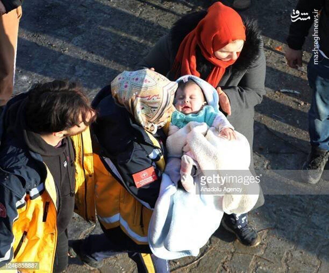 (تصاویر) لحظه نجات مادر و نوزاد از زیر آوار زلزله ترکیه پس از ۲۹ ساعت!