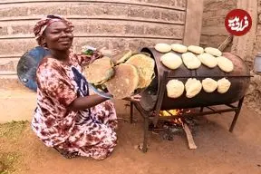 ببینید| غذای روستایی در کنیا؛ پخت نان سنتی روی بشکه و تهیه چای لیمویی