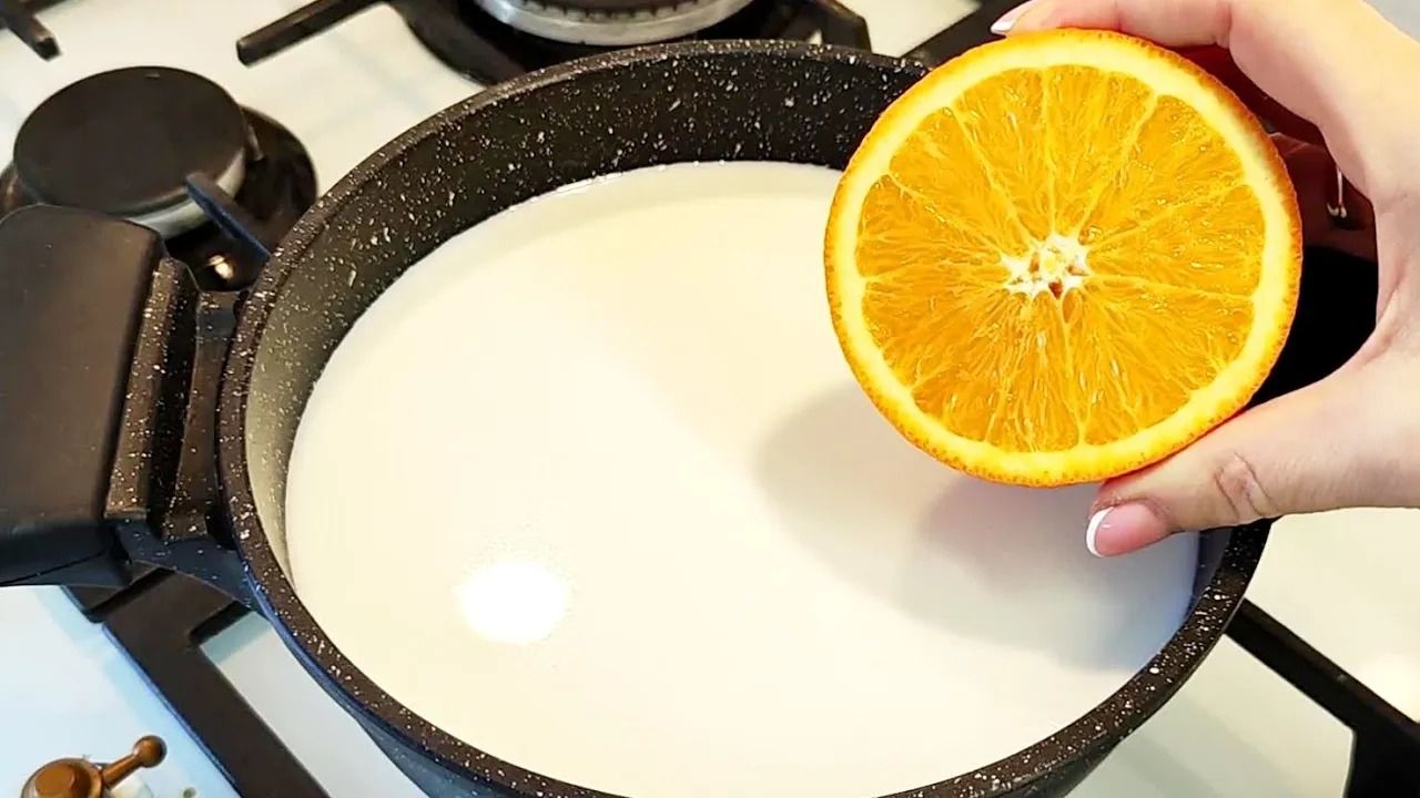 (ویدئو) چگونه با 2 لیتر شیر و یک لیمو ترش، پنیر خوشمزه پرتقالی درست کنیم؟