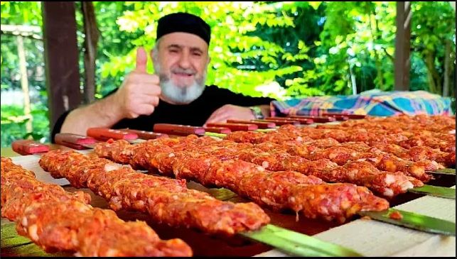 (ویدئو) طرز تهیه آدانا کباب اصل توسط عمو حاجی، سرآشپز مشهور روستایی ترکیه ای 