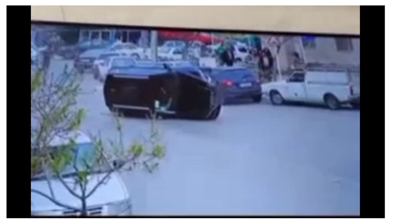 (ویدئو) تصادف عجیب؛ آوار شدن یک شاسی بلند روی چند خودرو