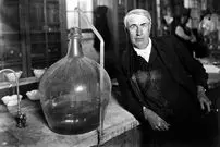 عکس| سفر در زمان؛ «توماس ادیسون» با اولین گرامافون اش؛ سال 1275