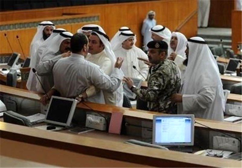 تصاویر/ جنگ با دمپایی در پارلمان کویت
