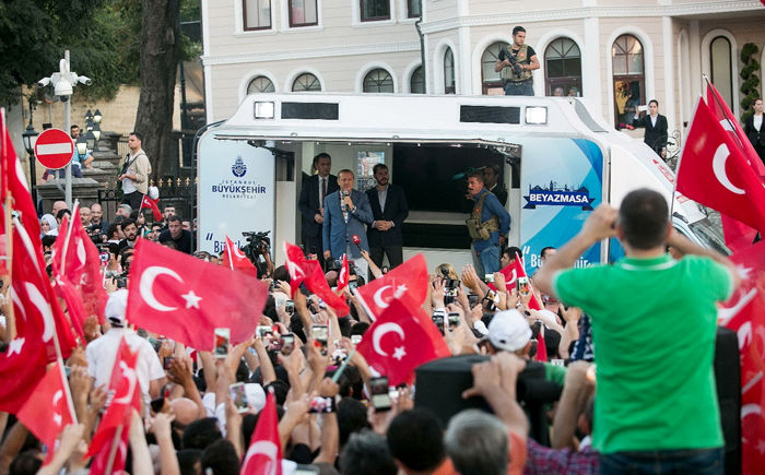 تصاویر/ سخنرانی اردوغان مقابل خانه‌اش