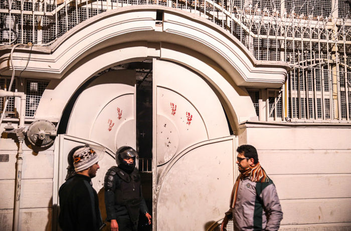 تصاویر/ معترضان سفارت عربستان در تهران را آتش زدند