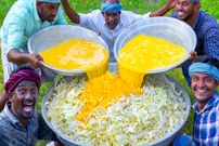 ببینید؛ غذای روستایی در هند؛ پخت املت کلم و هویج توسط پدر و پسران روستایی