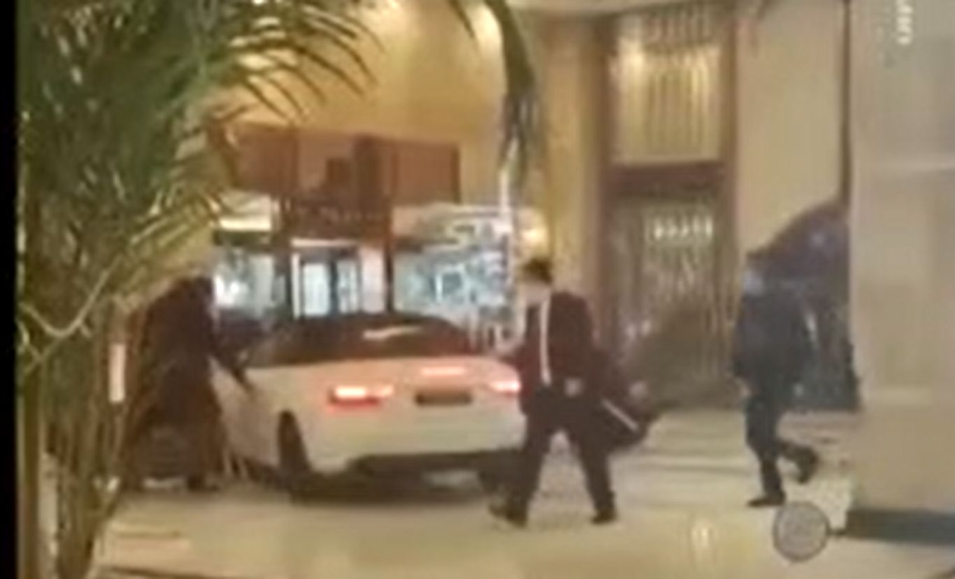 (ویدئو) مشتری ناراضی با خودرو وارد لابی هتل شد!