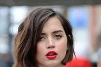 عکس| سفر در زمان؛ «آنا د آرماس» و بن افلک در حال پیاده روی در لس‌آنجلس؛ سال 1399