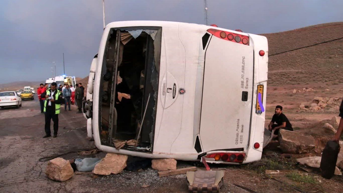 واژگونی اتوبوس در جاده آباده به اصفهان؛ ۱۶ مصدوم و یک کشته