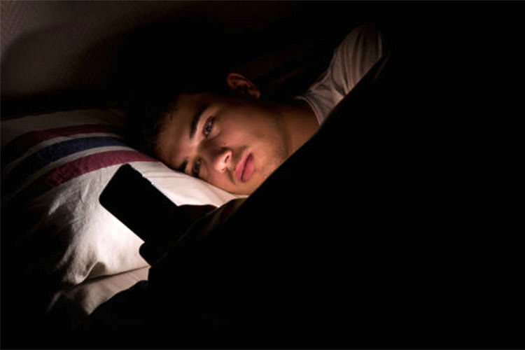 نور گوشی در شب موجب افسردگی می‌شود