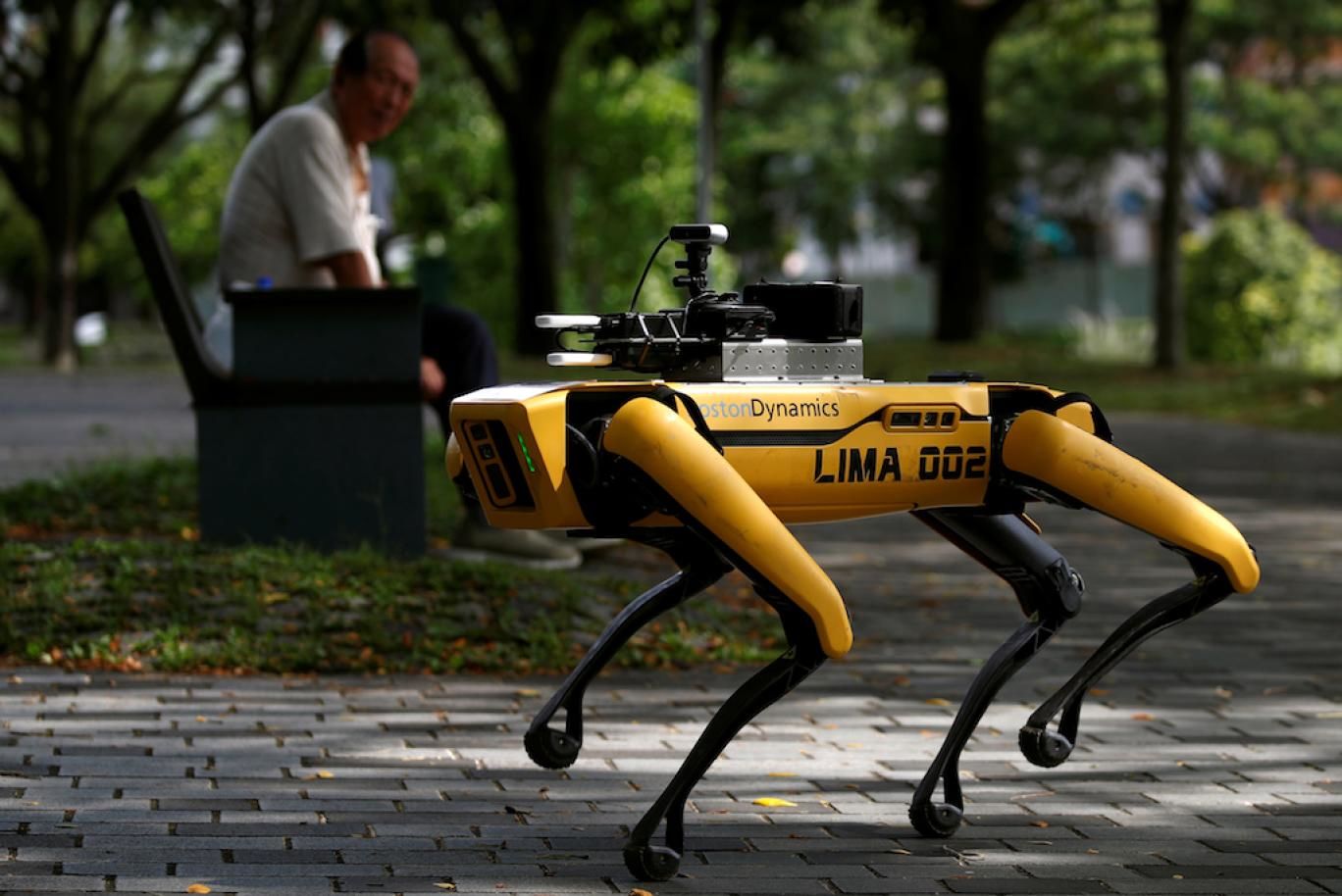 فاصله اجتماعی در سنگاپور با ربات "اسپات"