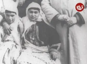 عکس| سفر زمان؛ عکس یادگاری «زن‌های ناصرالدین شاه و خواجه‌های حرمسرا» در حیاط اندرونی