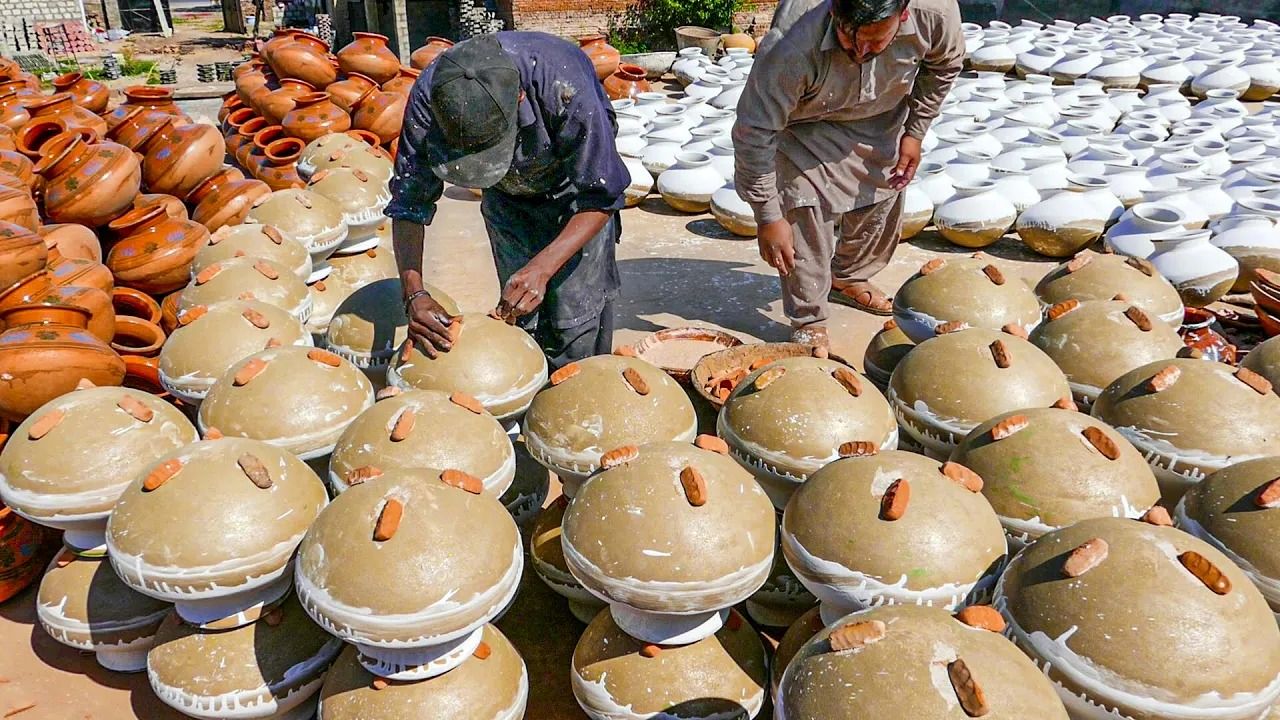 (ویدئو) مهارت پاکستانی ها در ساخت سفال های خوراک پزی باستانی را ببینید